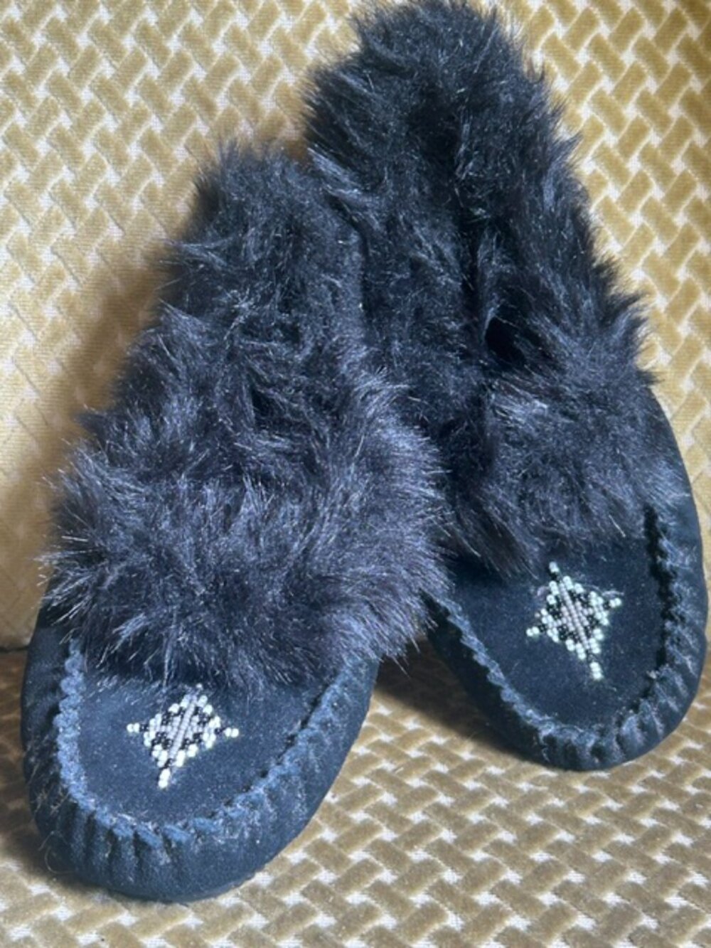 Manitobah Tipi Black Suede Beaded Fleece Fur Trim Street Moccasin Slippers NEW